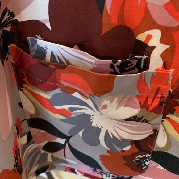 Inspire confidence with Grey’s anatomy vibrant nursing top M - Picture 2 of 8